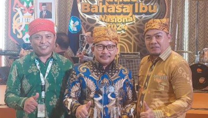 Bupati Amirudin Terima Penghargaan Pada Festival Tunas Bahasa Ibu Nasional (FTBIN) Tahun 2024 di Jakarta Pusat