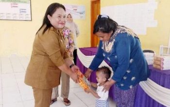 Pemdes Mamulusan, Bagikan Susu Bagi Anak Penderita Stunting dan Ibu Hamil