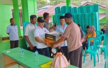 Kelompok Tani Makmur Jaya, Menerima Mesin Paras Rumput Yang Diserahkan Oleh Camat Liang