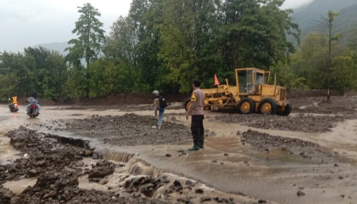 Kapolsek Tojo Lakukan Pengaturan Lalu Lintas di Jalan Longsor Desa Podi