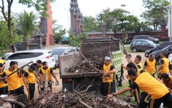 Bakti Reliqi Hari Bhayangkara ke-78, Polda Sulteng Bersihkan 2 Rumah Ibadah