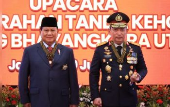 Menhan Prabowo Subianto Terima Penghargaan Tanda Kehormatan Bintang Bhayangkara Utama Polri