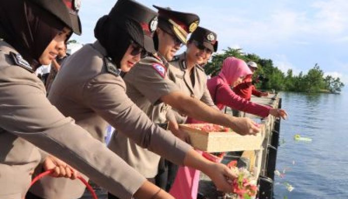 Menyambut HUT Bhayangkara Ke-78, Polres Touna Gelar Upacara Tabur Bunga Di Pelabuhan Mantangisi