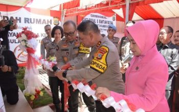 Baksos Dan Bansos Serentak Hari Bhayangkara ke-78, Kapolda Sulteng Resmikan Fasilitas Air Bersih dan Program Bedah Rumah