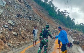 Koptu Eko Sejati Babinsa Koramil 1311-03/Petasia Desa Molino Kabupaten Morowali Utara, Bantu Atasi Pembersihan Tanah Longsor