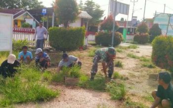 Kerja Bakti Babinsa Koramil 1311-05/Mori Atas Bersama Perangkat Desa : Wujud Dari Kebersamaan dan Kekompakan
