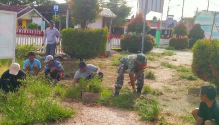 Kerja Bakti Babinsa Koramil 1311-05/Mori Atas Bersama Perangkat Desa : Wujud Dari Kebersamaan dan Kekompakan