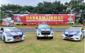 Satlantas Polres Banggai, Pasang Atribut Bendera Merah Putih di Kendaraan Dinas