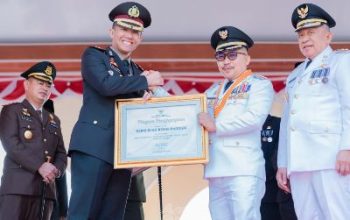 Peringatan HUT RI ke-79, Kapolres Banggai Terima Penghargaan Dari Bupati Amirudin