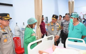Kapolda Sulteng Jenguk Korban di Rumkit Bhayangkara,  Prihatin Unjuk Rasa Menolak Revisi UU Pilkada Ricuh