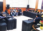 KPU TOJO UNA-UNA GELAR PERTEMUAN DENGAN PULUHAN AWAK MEDIA