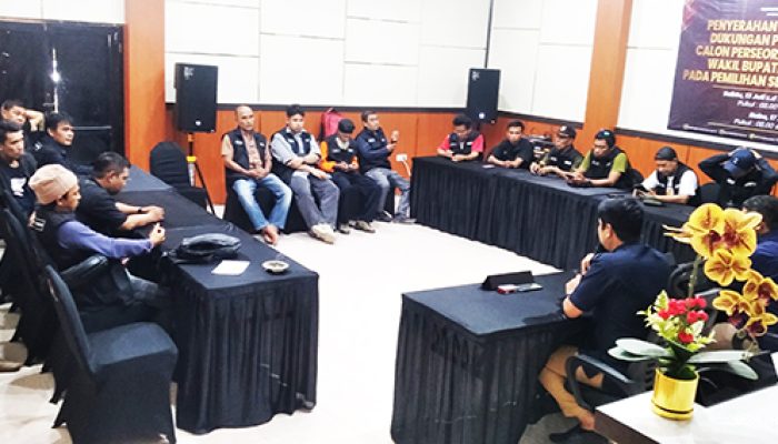 KPU TOJO UNA-UNA GELAR PERTEMUAN DENGAN PULUHAN AWAK MEDIA