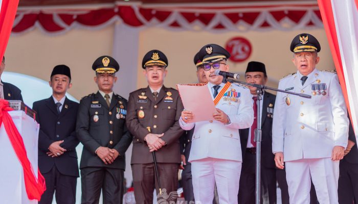BUPATI AMIRUDIN PIMPIN UPACARA PENURUNAN BENDERA DI LUWUK BANGGAI