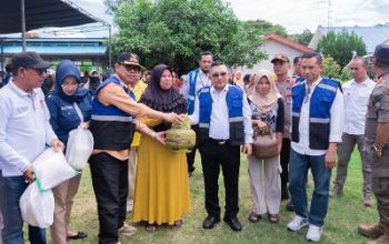 Buka Pasar Murah Bersubsidi di Kecamatan Balantak, Bupati Amirudin Beri Diskon Untuk Semua Bahan Pokok