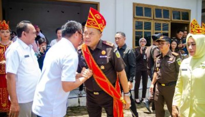 Berkunjung ke Morut, Kepala Kejaksaan Tinggi Sulteng Disambut Secara Adat Mori Oleh Bupati Delis