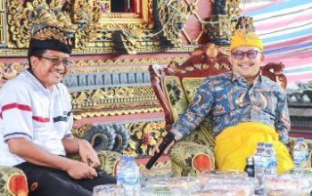 Kunker di Desa Sindang Sari, Bupati Amirudin Serahkan Bantuan 8 Ton Pupuk dan 200 Sak Semen