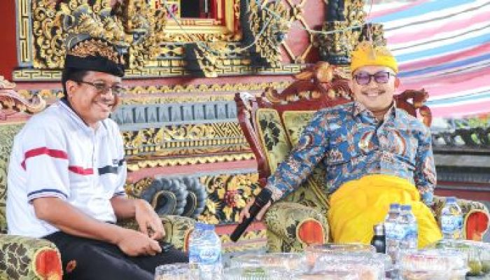 Kunker di Desa Sindang Sari, Bupati Amirudin Serahkan Bantuan 8 Ton Pupuk dan 200 Sak Semen