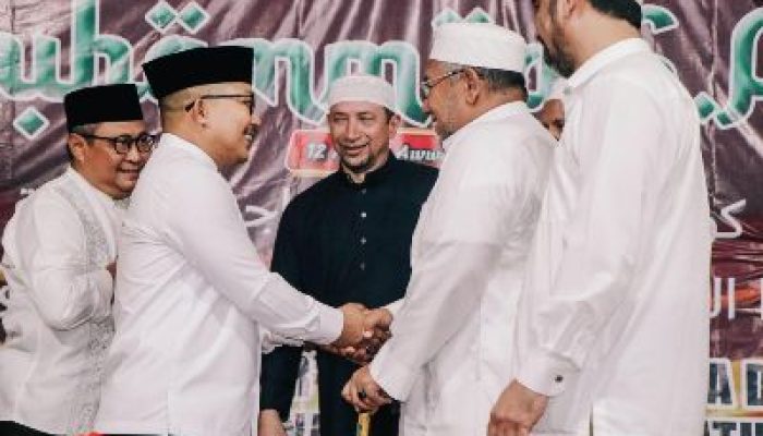 Hadiri Penutupan Festival Maulid di Kelurahan Bunta I, Bupati Amirudin Beri Hadiah Umroh dan Sumbangan Uang Tunai!