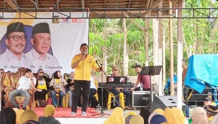 Ratusan Pendukung Hadiri Kampanye di Bolobungkang, Irwanto Kulap : Dengan APBD Rp3,2 Triliun, AT-FM Bawa Dampak Besar Bagi Banggai