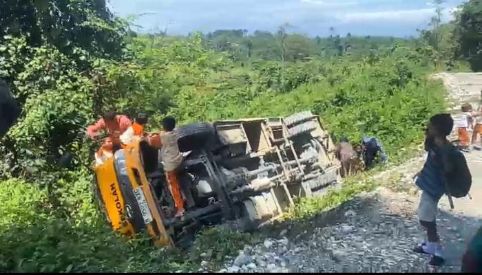 Kecelakaan Bus Sekolah di Batui: Dua Pelajar Dilarikan ke RSUD Luwuk