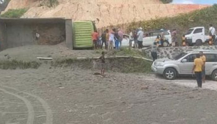 Diduga Rem Blong, Truk Bermuatan Pasir Terbalik di Penurunan Mampaliasan Balut