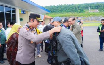 Kapolres Banggai Turut Sambut Kedatangan Ketua KPU RI di Luwuk