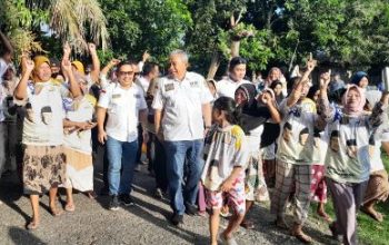 Blusukan di Desa Padang, AT-FM Disambut Histeris Emak-Emak Dengan Diiringi Lagu Favorit Sekali Lagi