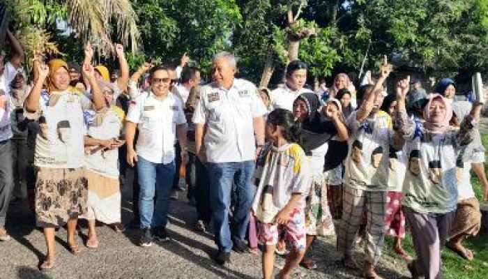 Blusukan di Desa Padang, AT-FM Disambut Histeris Emak-Emak Dengan Diiringi Lagu Favorit Sekali Lagi
