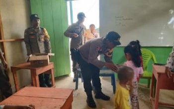 Kapolsek Liang Berikan Bantuan Alat Tulis Untuk Dukung Semangat Belajar Siswa