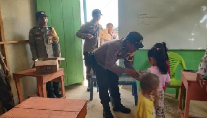 Kapolsek Liang Berikan Bantuan Alat Tulis Untuk Dukung Semangat Belajar Siswa