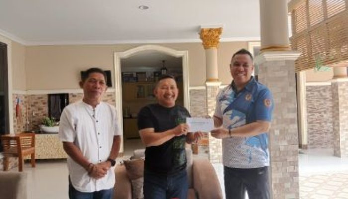 Amirudin Tamoreka Tepati Janji Beri Bonus Atlet Bulutangkis Banggai Peraih Medali di Kejurprov Sulteng