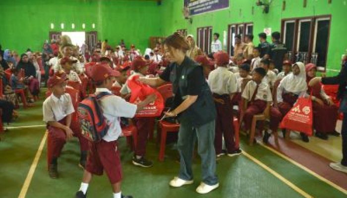 PT GNI dan PT SEI Bagikan Ratusan Pasang Sepatu Kepada Siswa SD dan Sembako Untuk Masyarakat di Tiga Desa di Morut