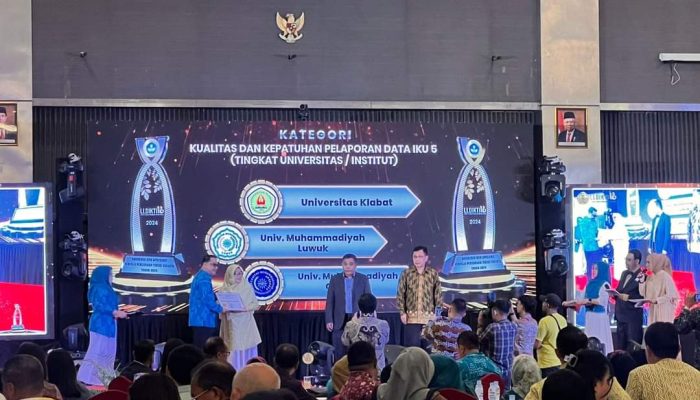 Unismuh Luwuk Raih Penghargaan Terbaik 2 di Malam Anugerah dan Apresiasi Kinerja PTS Tahun 2024