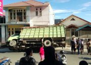 Truck Tergelincir di Depan Unismuh Luwuk, Polantas Alihkan Arus Lalulintas