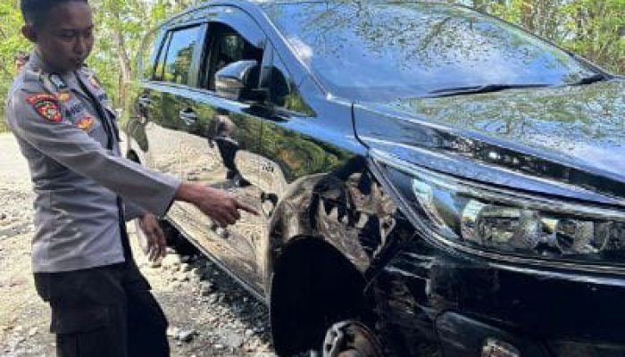 Senggolan di Jalan Tikungan, Mobil Dinas Inspektorat dan Pick Up Ringsek