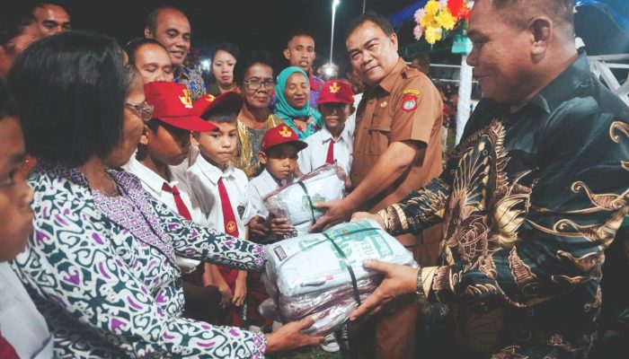Dukung Pendidikan Setara, Pemkab Banggai Berikan Seragam Gratis dan Kucurkan Ratusan Miliar Untuk Siswa