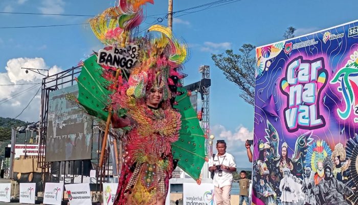 Karnaval Daur Ulang Meriahkan Festival Teluk Lalong, Warga Luwuk Tumpah Ruah