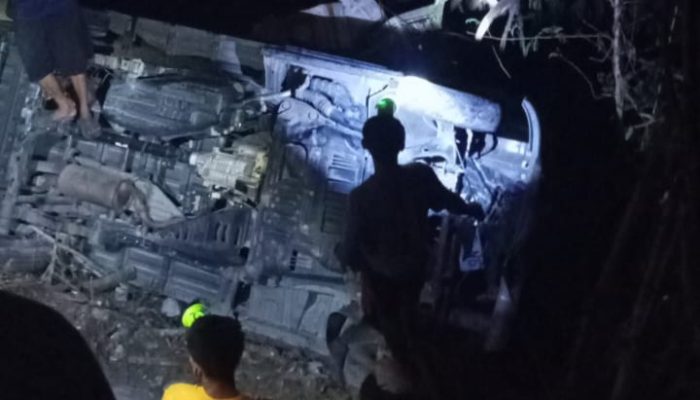 Mobil Pick Up Terguling di Jalan Trans Sulawesi Nuhon, Diduga Sopir Lobet !