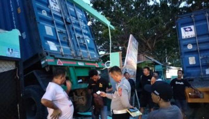 Akibat Kelalaian Sopir, Truk Kontainer Tabrak Warung Makan di Luwuk Utara