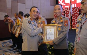 Anev Konsolidasi Divhumas Polri 2024, Kabidhumas Polda Sulteng Terima Penghargaan Amplifikasi Terbaik Zona 3