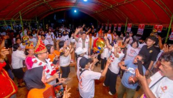 Paslon Delis-Djira Disambut Luar Biasa di Ensa, Tokoh Adat Bacakan Pernyataan Dukungan Resmi