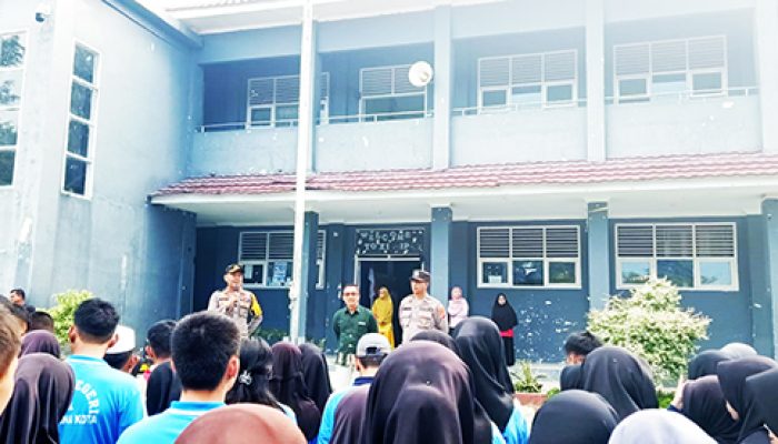 Kapolsek Ampana Turun Lapangan Sasar Smansa Ampana Kota