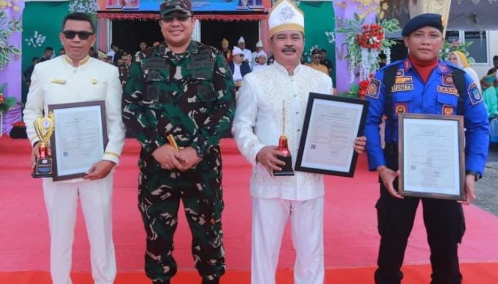 Penghargaan Untuk Kadis dan Camat Berprestasi Meriahkan HUT Bangkep ke-25