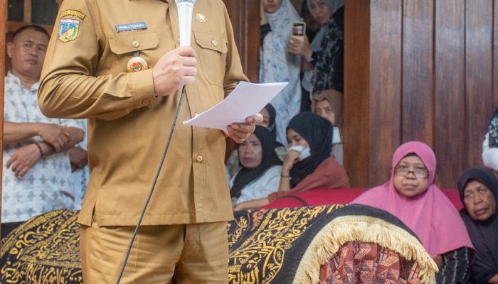 Pj. Sekda Banggai Lepas Jenazah Drs. Arif Rahman Makmur Dalam Upacara Kehormatan