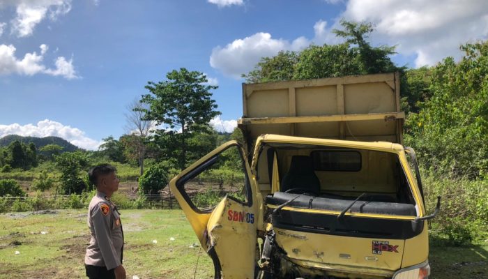 Sopir Mengantuk, Truk Pengangkut Semen Terguling di Jalan Luwuk-Bualemo