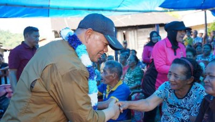 Cooling System Jelang Pilkada 2024, Kapolda Sulteng Bagikan Sembako dan Kursi Roda di Bangkep