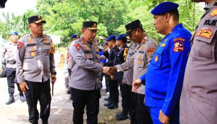 Kapolri Tinjau Posko Pengungsi Erupsi Gunung Lewotobi di NTT