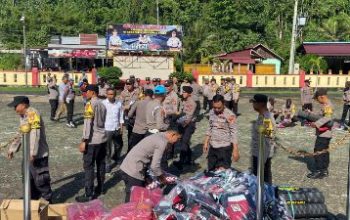 Polres Morowali Utara, Bagikan Kaporlap Kepada Personel Pengamanan TPS