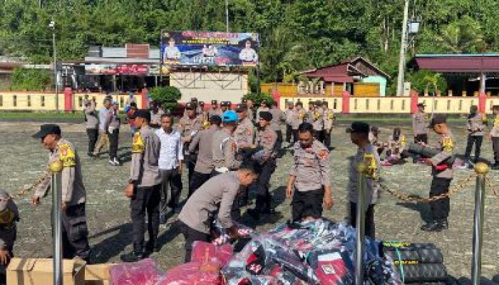 Polres Morowali Utara, Bagikan Kaporlap Kepada Personel Pengamanan TPS