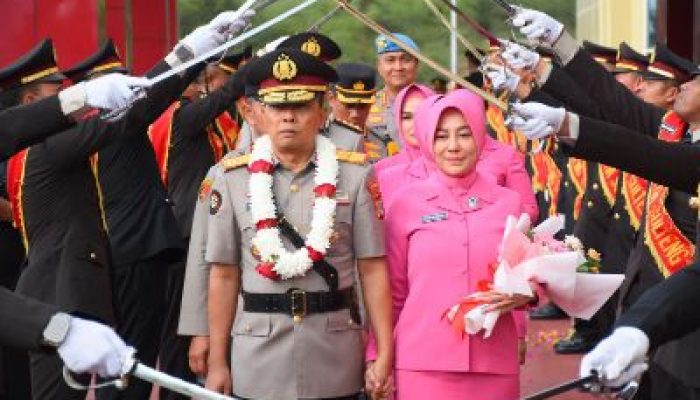 Tinggalkan Polda Sulteng, Brigjen Pol Soeseno Noerhandoko Dilepas Dalam Prosesi Tradisi Pedang Pora
